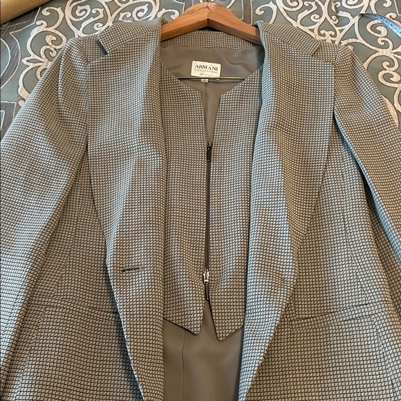Armani Collezioni Wool/Cotton Blazer with Single Button Front. Size 8 - Picture 5 of 11